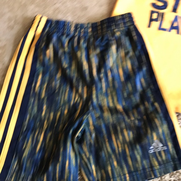 Boys Adidas 4T Shirt & Short Set - Picture 3 of 4